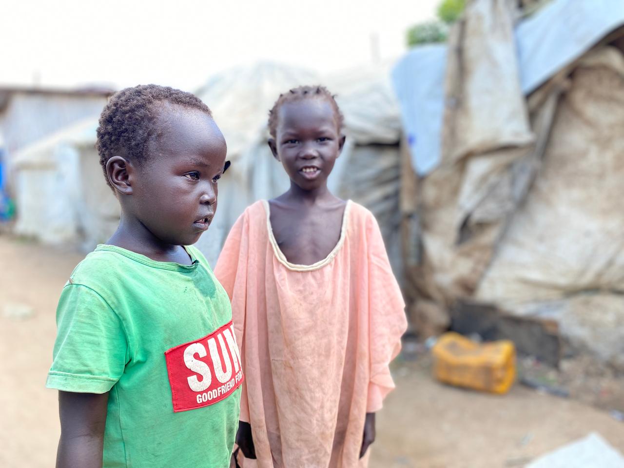 Zwei Kinder in alten, übergroßen T-Shirts in einem Lager für Vertriebene am Rande von Juba. Zwei Kinder in alten, übergroßen T-Shirts in einem Lager für Vertriebene am Rande von Juba.