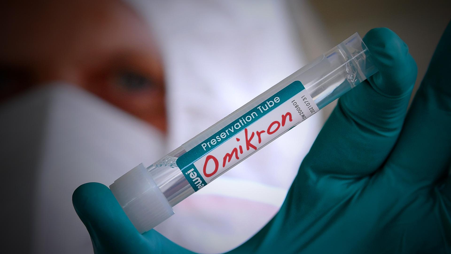Ein Symbolbild zeigt ein Probenröhrchen eines Covid-19-Antigen-Schnelltests Ein Symbolbild zeigt ein Probenröhrchen eines Covid-19-Antigen-Schnelltests
