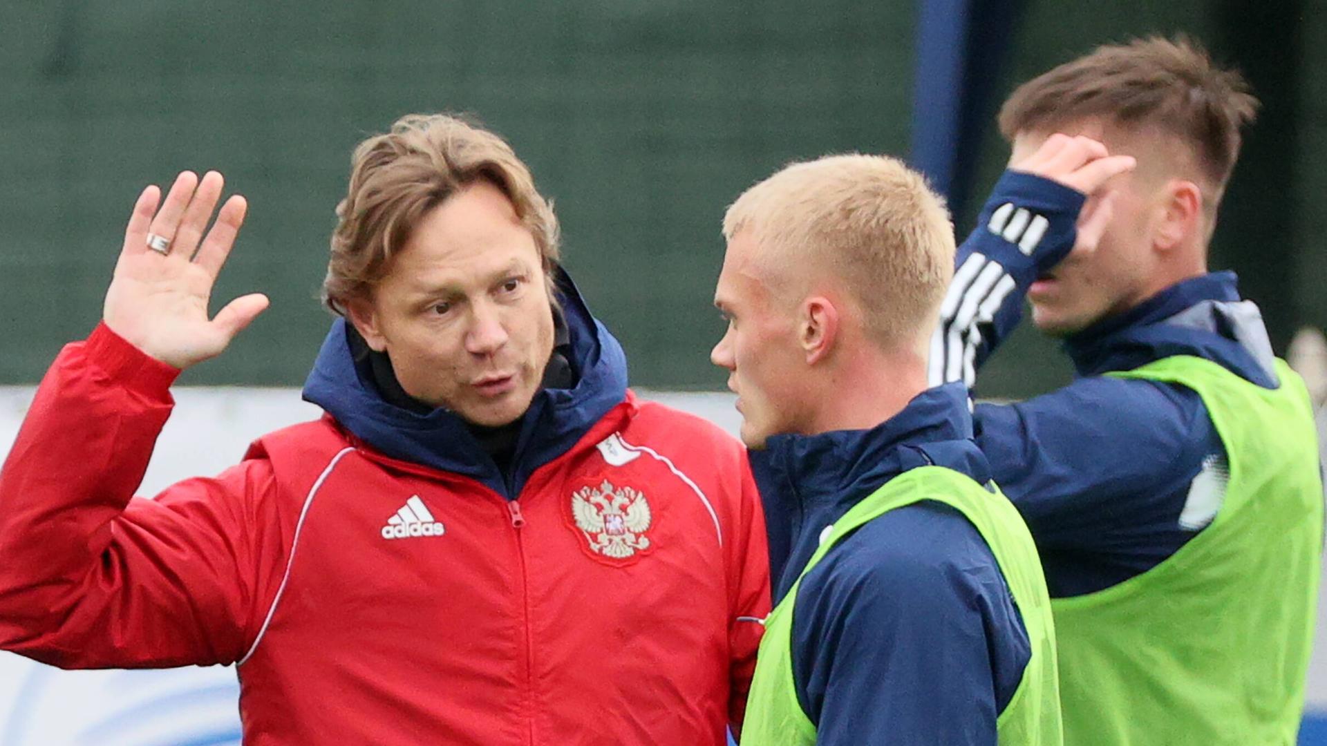 Russlands Nationaltrainer Valeri Karpin (l.) mit Spielern im März 2022. Russlands Nationaltrainer Valeri Karpin (l.) mit Spielern im März 2022.
