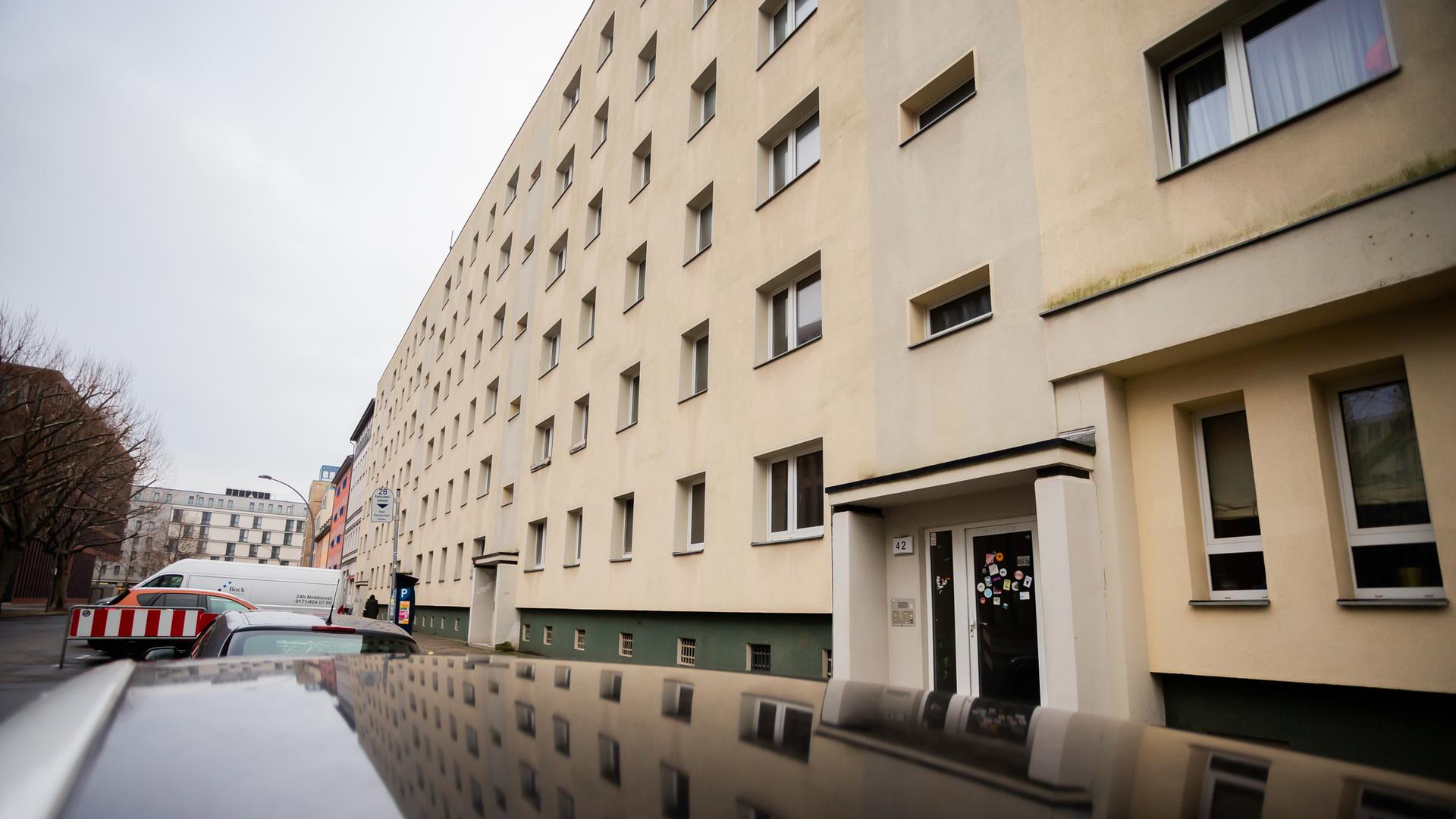 Blick auf einen großen Plattenbau Blick auf einen großen Plattenbau