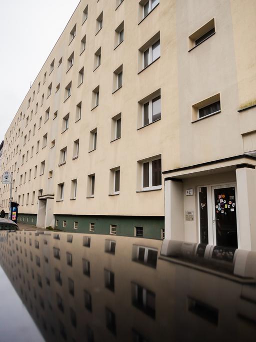 Blick auf einen großen Plattenbau