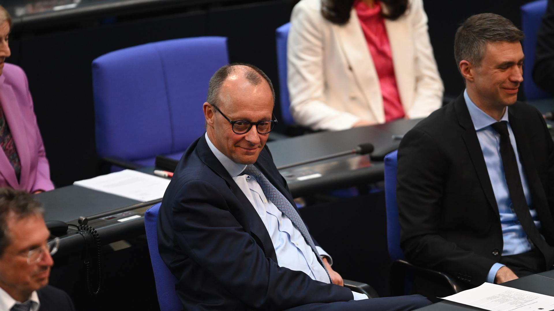 Friedrich Merz (CDU, M), Vorsitzender der CDU/CSU-Bundestagsfraktion, nimmt an einer Aktuellen Stunde des Bundestags zur Klimastiftung in Mecklenburg-Vorpommern teil.