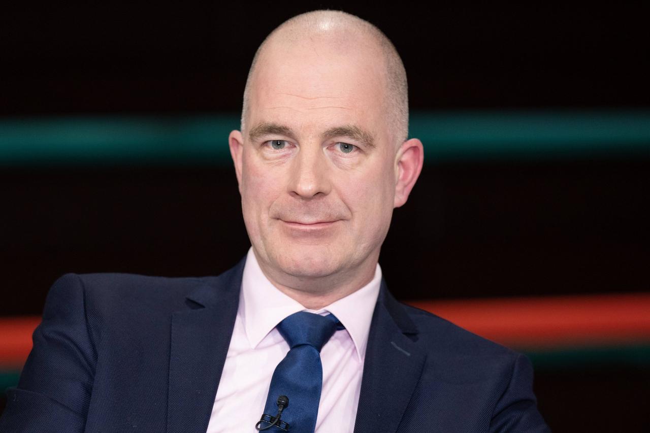 Christian Mölling, Verteidigungsexperte und Politikwissenschaftler, in einem Fernsehstudio Christian Mölling, Verteidigungsexperte und Politikwissenschaftler, in einem Fernsehstudio