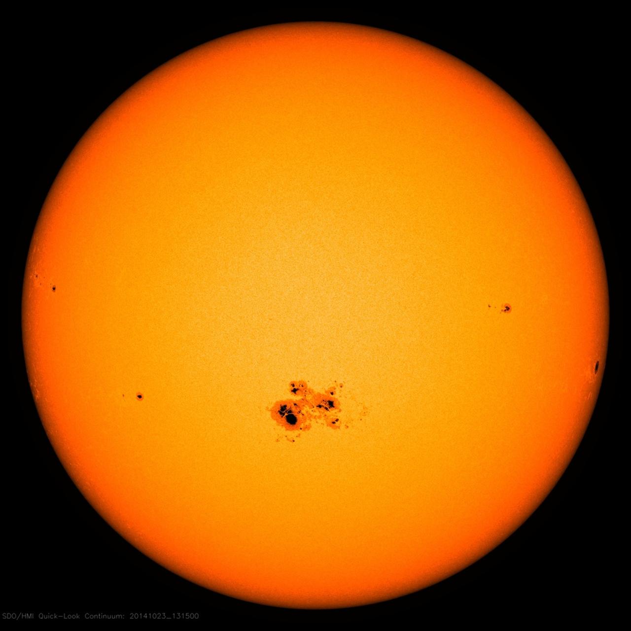 Die Sonne ist zu sehen, auf ihr sind kleine schwarze Flecken. Die Sonne ist zu sehen, auf ihr sind kleine schwarze Flecken.