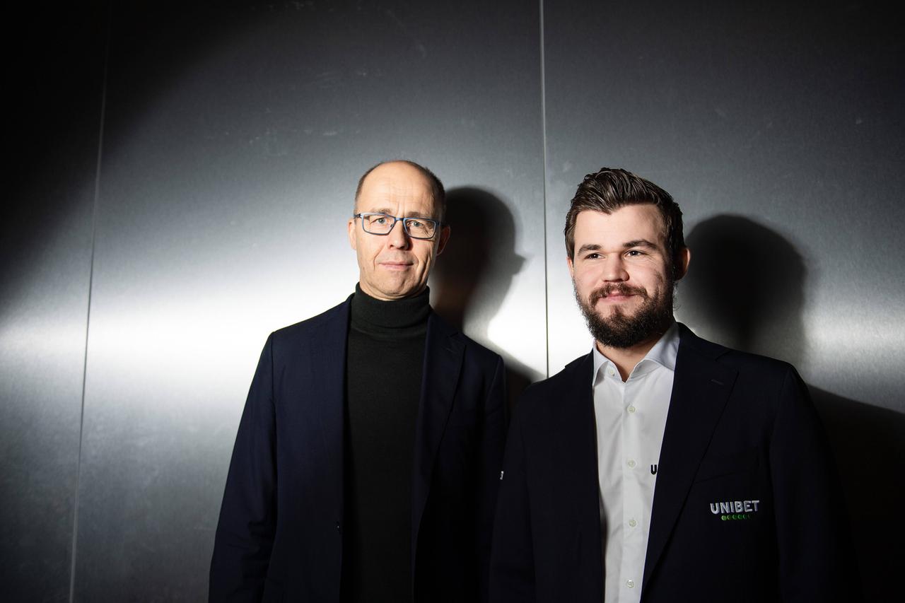 Magnus Carlsen und sein Vater Henrik Carlsen posieren für ein Foto während einer Pressekonferenz in Stockholm, 2020.