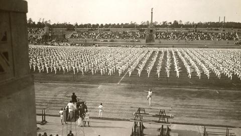 Eine riesige Formation von Turnern in einem Berliner Stadion zeigt Übungen auf einer Aufnahme von 1922
