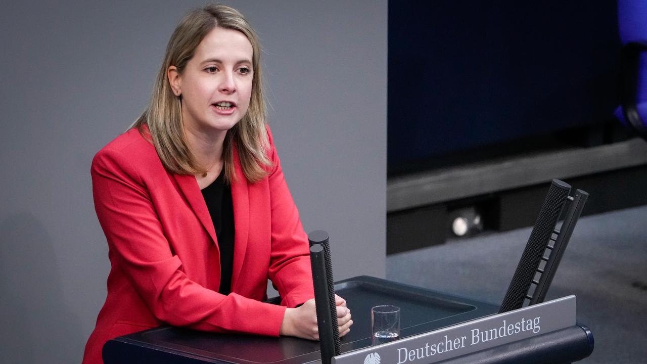 Verena Hubertz von der Partei SPD im Portrait bei ihrer Rede zur Debatte Energiepreisbremsen bei der Sitzung des Deutschen Bundestag in Berlin (Dezember 2022)
