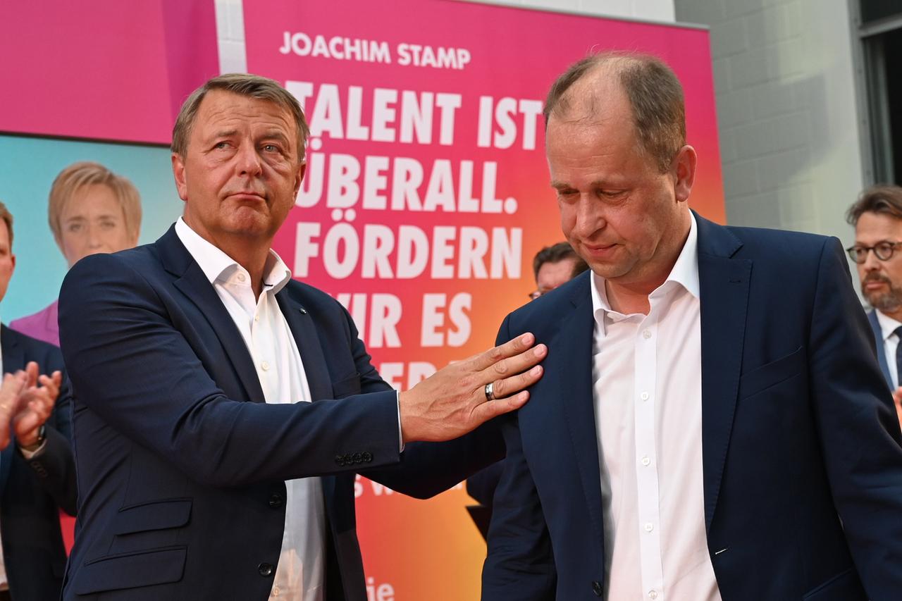 Der FDP-Spitzenkandidat für die Landtagswahl in Nordrhein-Westfalen, Joachim Stamp (r), steht bei der Wahlparty seiner Partei auf der Bühne und wird von Christof Rasche, Vorsitzender der FDP-Landtagsfraktion NRW, getröstet Der FDP-Spitzenkandidat für die Landtagswahl in Nordrhein-Westfalen, Joachim Stamp (r), steht bei der Wahlparty seiner Partei auf der Bühne und wird von Christof Rasche, Vorsitzender der FDP-Landtagsfraktion NRW, getröstet