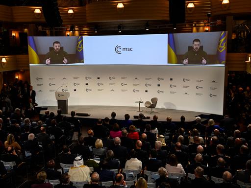 Der ukrainische Präsident Selenskyj spricht bei der Münchener Sicherheitskonferenz per Video