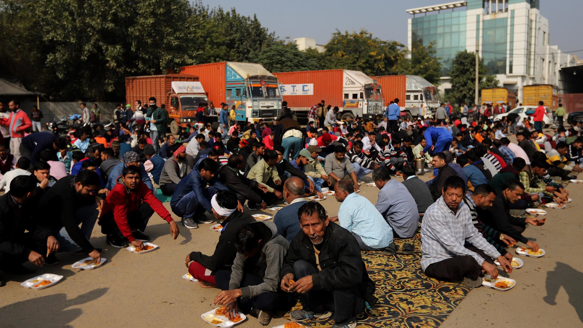 Nationalistische Hindu-Aktivisten haben ein gemeinschaftliches Essen auf einem Gelände in Gurgaon organisiert, auf dem zuvor Muslime zum Freitagsgebet zusammengekommen waren
