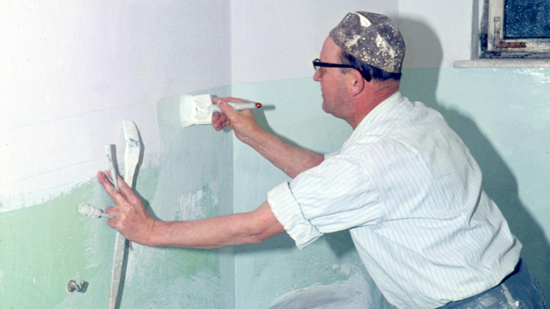 Wohnungsrenovierung in der DDR, Ende der 50er-Jahre. Wohnungsrenovierung in der DDR, Ende der 50er-Jahre.