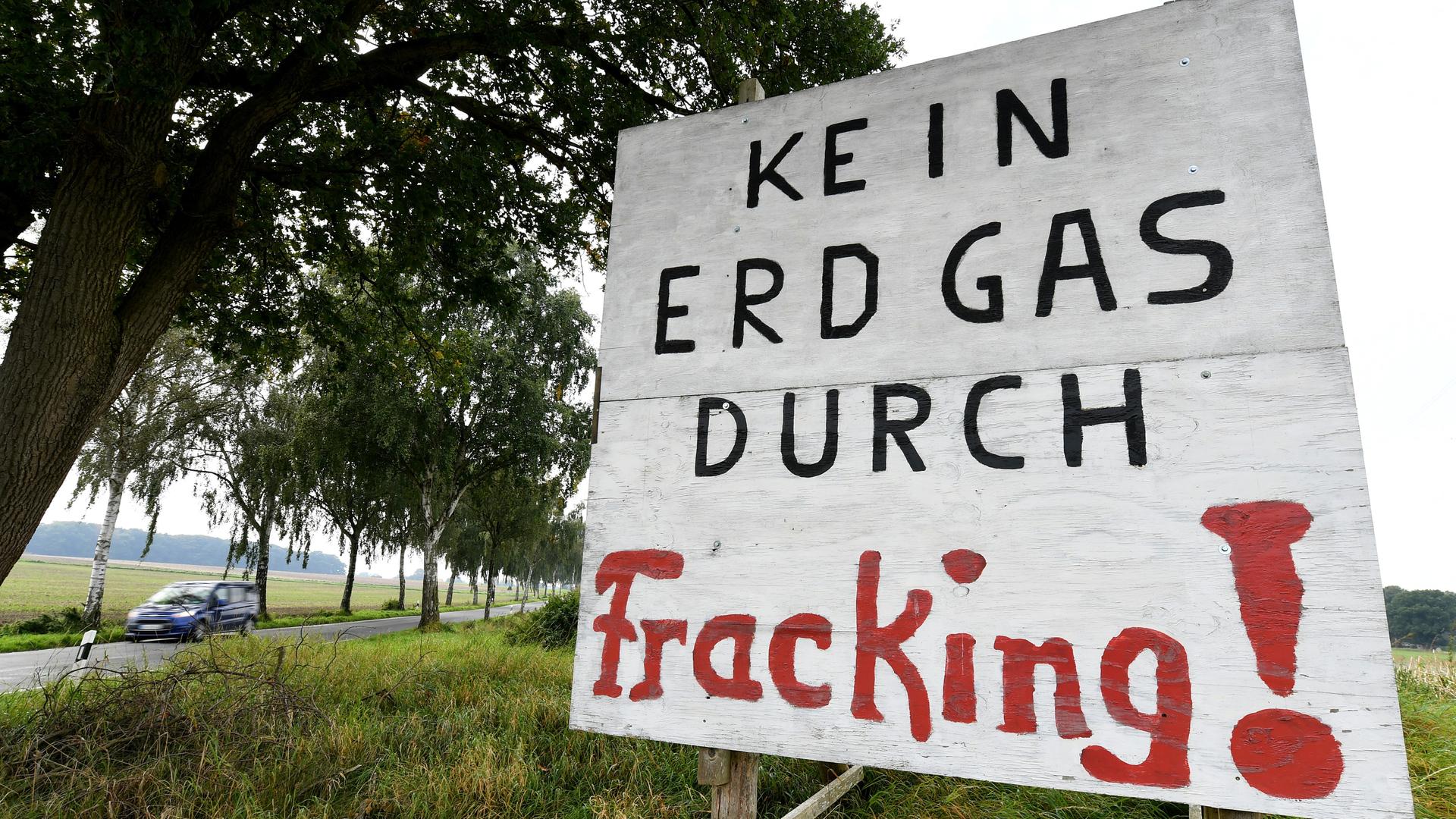 Ein Transparent mit der Aufschrift "Kein Erdgas durch Fracking!" an einer Landstraße an der Ortsgrenze von Dudensen bei Neustadt am Rübenberge in Niedersachsen Ein Transparent mit der Aufschrift "Kein Erdgas durch Fracking!" an einer Landstraße an der Ortsgrenze von Dudensen bei Neustadt am Rübenberge in Niedersachsen