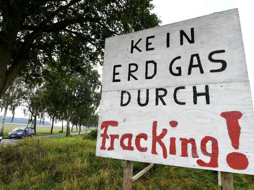 Ein Transparent mit der Aufschrift "Kein Erdgas durch Fracking!" an einer Landstraße an der Ortsgrenze von Dudensen bei Neustadt am Rübenberge in Niedersachsen