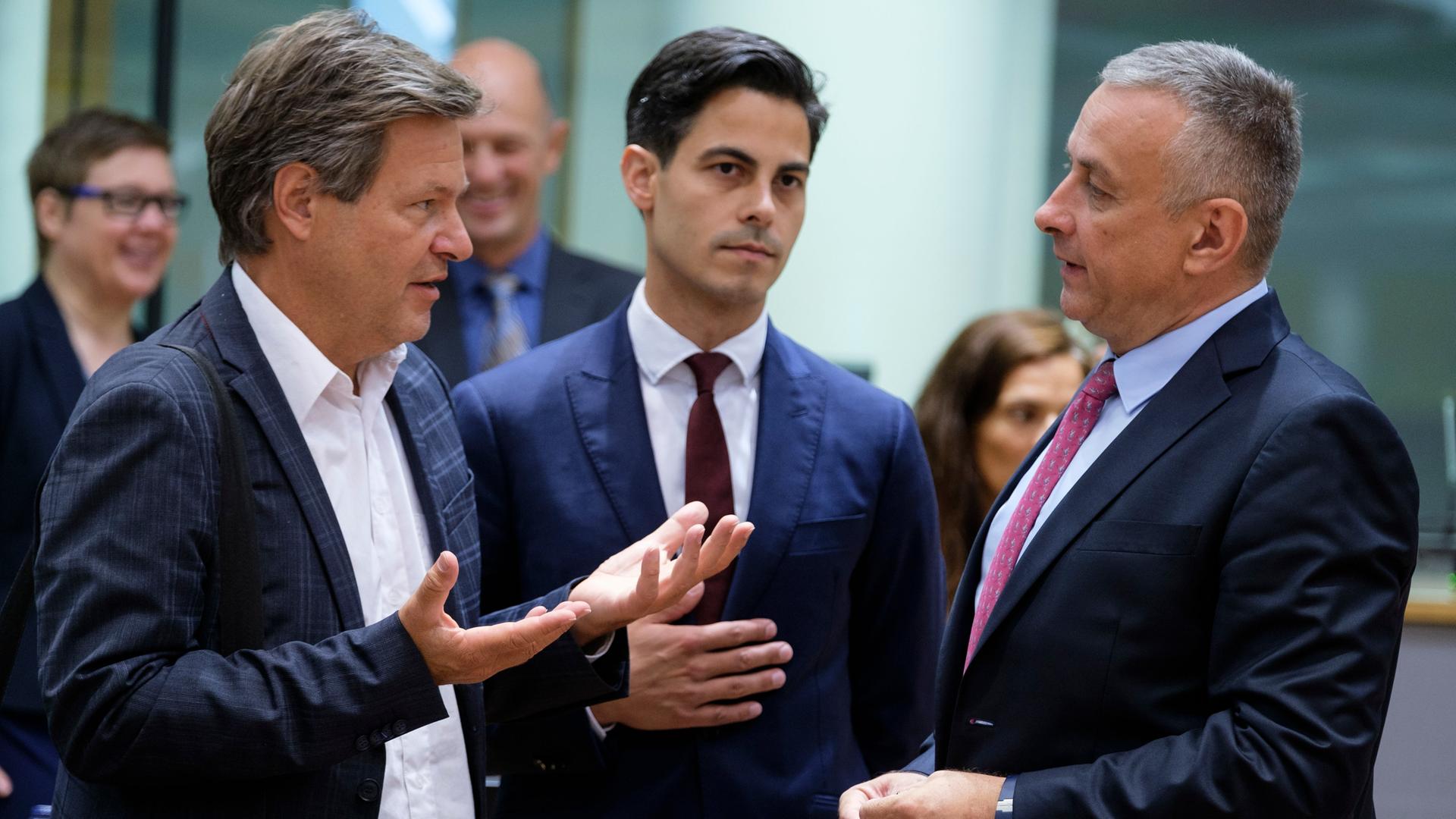 EU-Rat der Energieminister: Der deutsche Energieminister Robert Habeck (Grüne) (li), der niederländische Minister für Klima- und Energiepolitik Rob Arnoldus Adrianus Jetten (Mi) und der tschechischen Minister für Industrie und Handel, Ratsvorsitzender Jozef Sikela (r) bei einem außerordentlichen Treffen am 26.07.2022 in Brüssel EU-Rat der Energieminister: Der deutsche Energieminister Robert Habeck (Grüne) (li), der niederländische Minister für Klima- und Energiepolitik Rob Arnoldus Adrianus Jetten (Mi) und der tschechischen Minister für Industrie und Handel, Ratsvorsitzender Jozef Sikela (r) bei einem außerordentlichen Treffen am 26.07.2022 in Brüssel