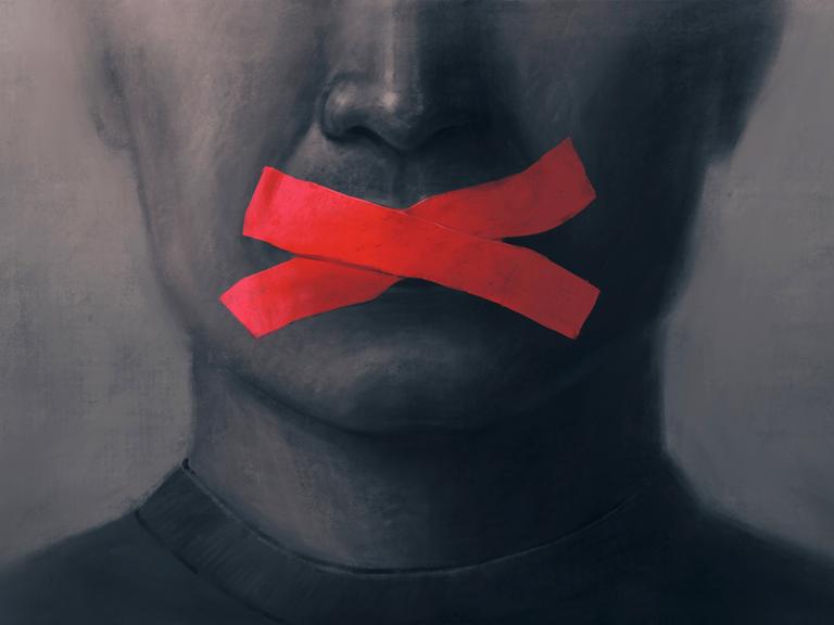 Illustration einer Person, der mit zwei roten Klebestreifen der Mund zugeklebt wurde. Illustration einer Person, der mit zwei roten Klebestreifen der Mund zugeklebt wurde.