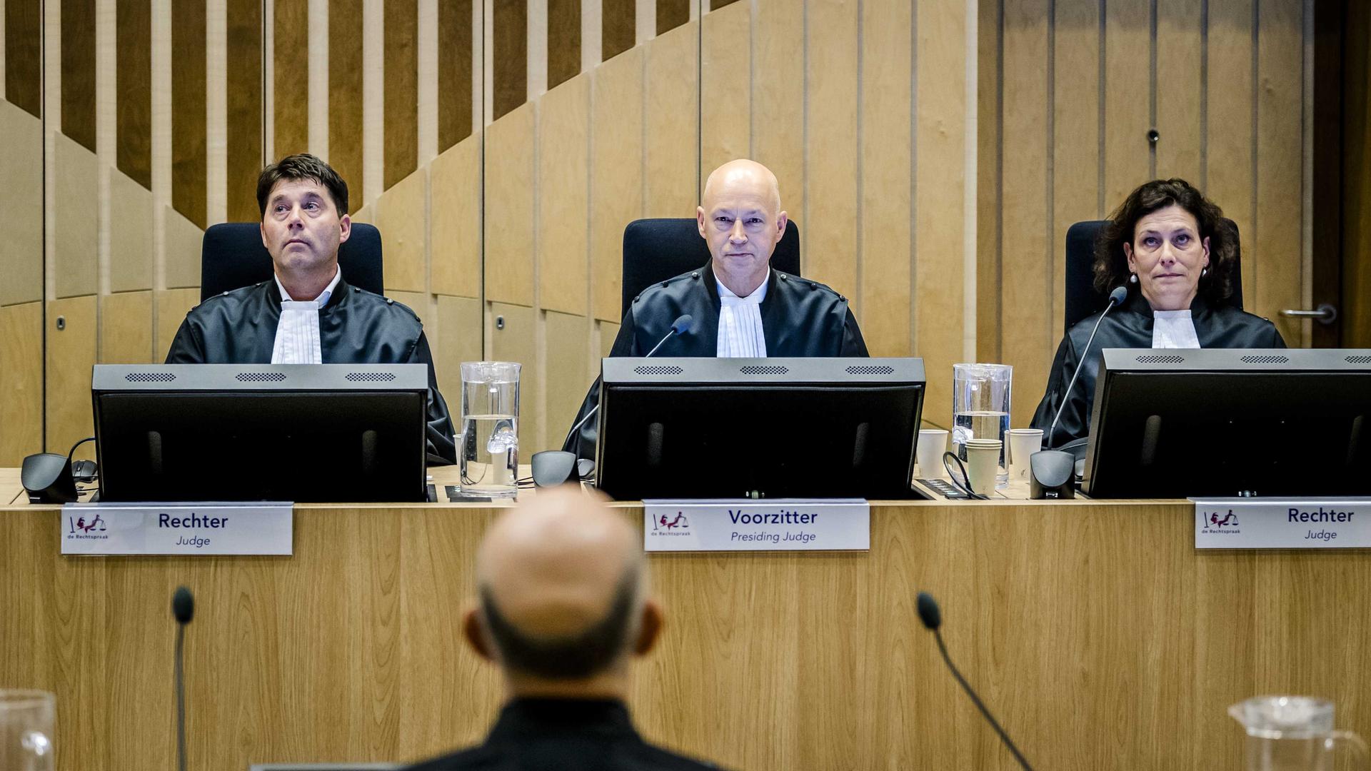 Das Gericht unter Leitung des Vorsitzenden H. Steenhuis (M) vor dem Urteil in dem Strafverfahren. Vier Männer waren wegen der Beteiligung an der Katastrophe, bei der alle Insassen ums Leben kamen, angeklagt Das Gericht unter Leitung des Vorsitzenden H. Steenhuis (M) vor dem Urteil in dem Strafverfahren. Vier Männer waren wegen der Beteiligung an der Katastrophe, bei der alle Insassen ums Leben kamen, angeklagt