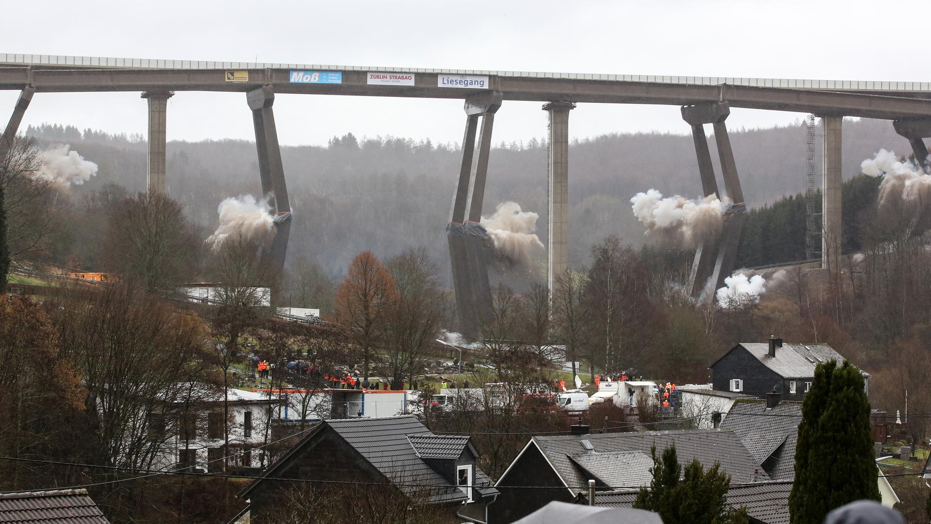 Die Brücke auf der Autobahn A45 wird gesprengt. Daneben steht ein Teil des neuen Brückensystems. Die Brücke auf der Autobahn A45 wird gesprengt. Daneben steht ein Teil des neuen Brückensystems.