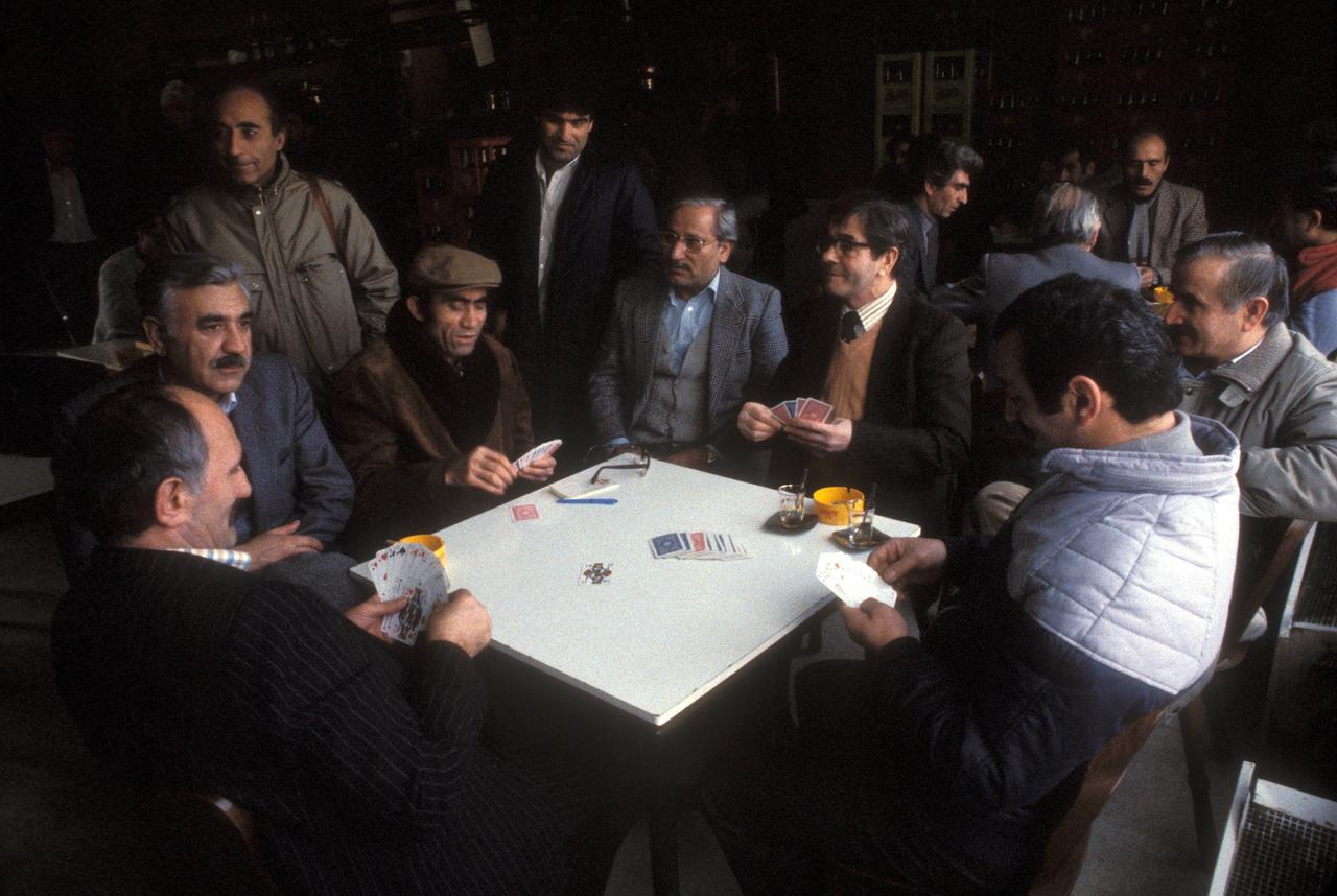 Männer spielen 1984 Karten in einem türkischen Cafe in Frankfurt/Main