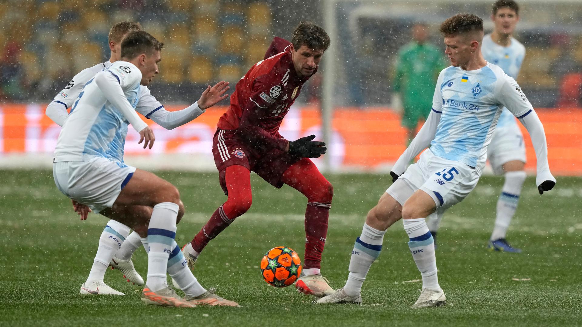 Champions League, Dynamo Kiew - Bayern München: Thomas Müller (M) vom FC Bayern München kämpft um den Ball gegen Viktor Tsyhankov von Dynamo Kiew. Champions League, Dynamo Kiew - Bayern München: Thomas Müller (M) vom FC Bayern München kämpft um den Ball gegen Viktor Tsyhankov von Dynamo Kiew.