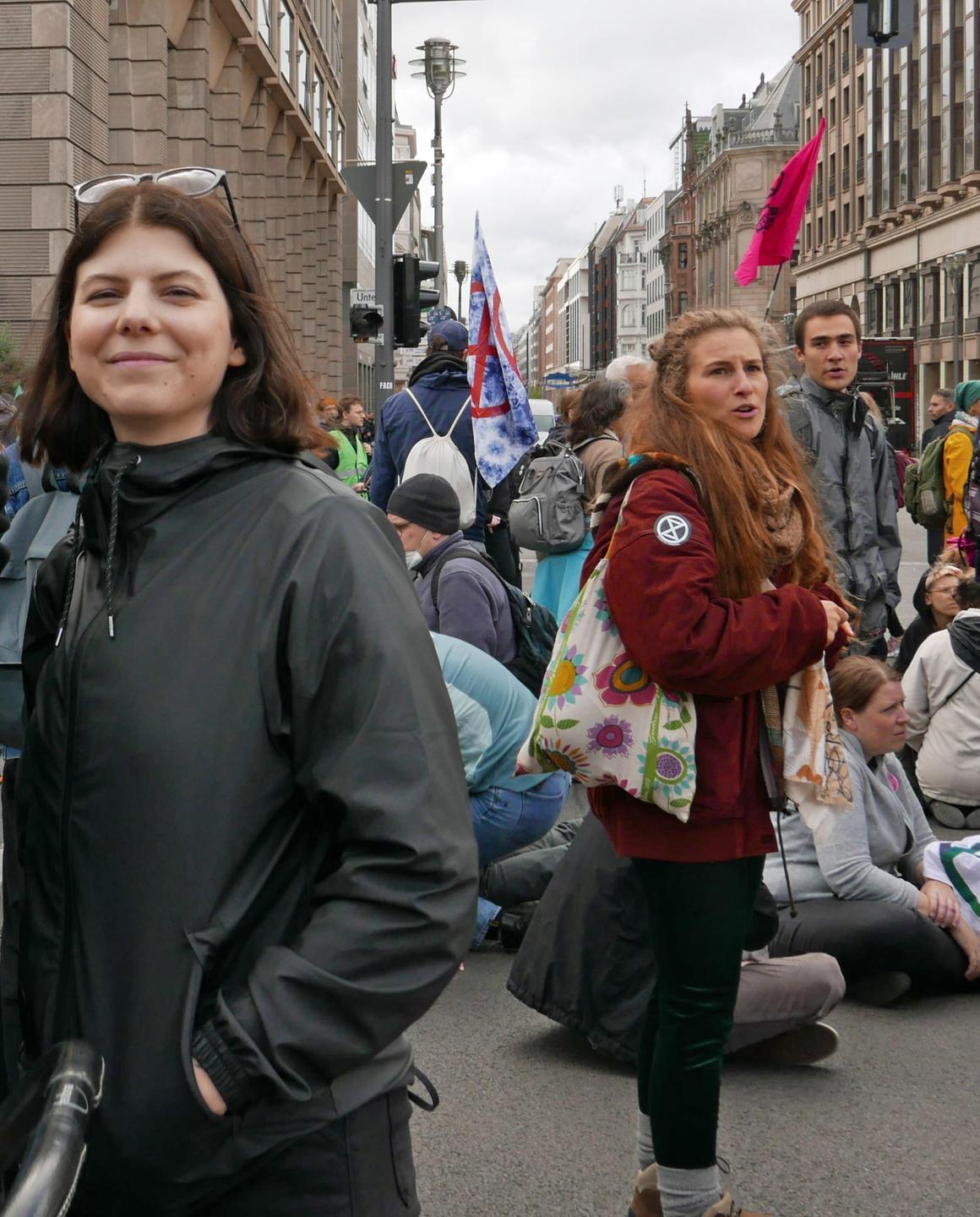 Annika Benz auf einer Blockade-Aktion von Extinction Rebellion an der Friedrichstraße Ecke Unter den Linden. Annika Benz auf einer Blockade-Aktion von Extinction Rebellion an der Friedrichstraße Ecke Unter den Linden.