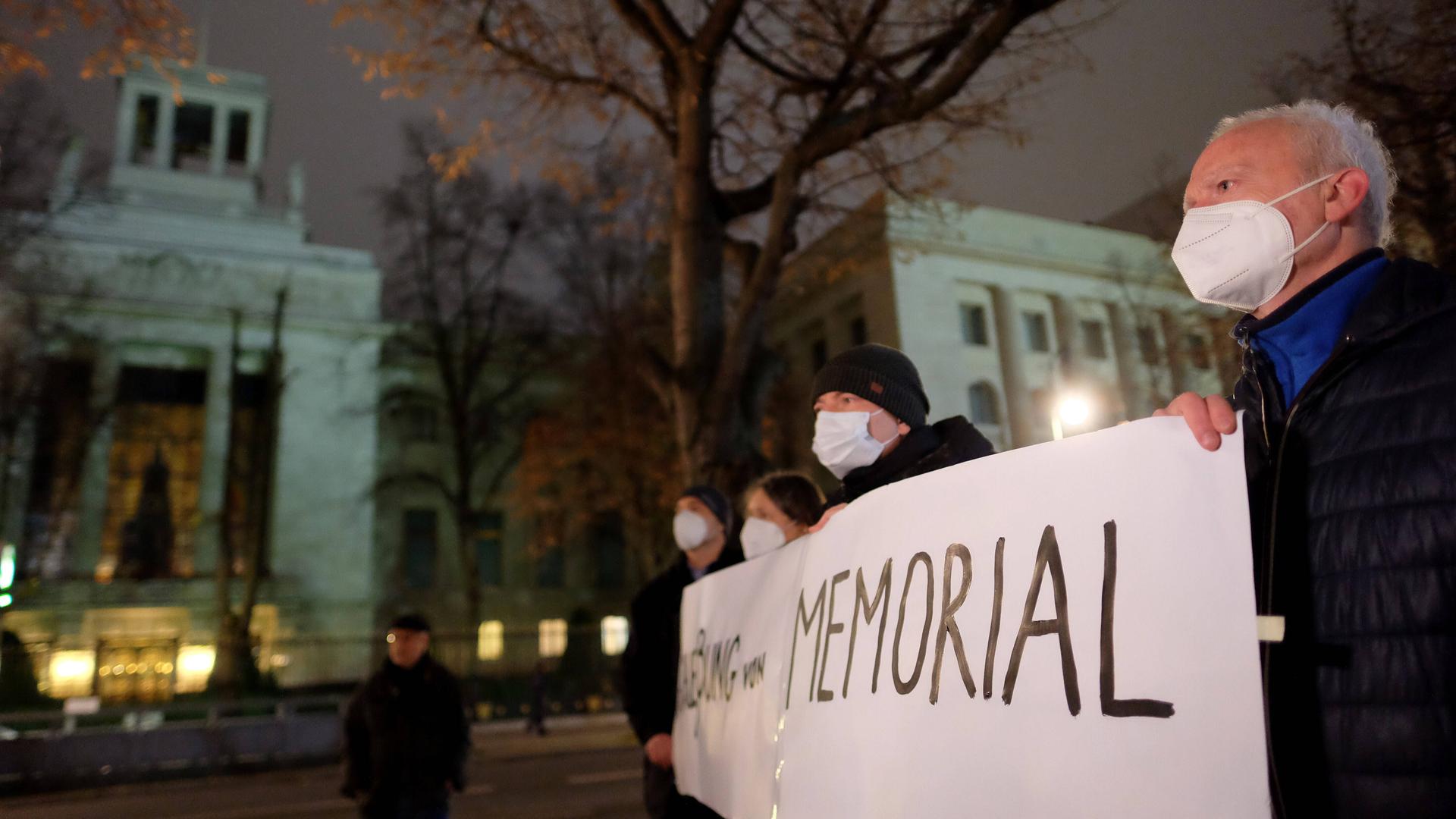 Demonstranten stehen am 17.11.2021 mit einem Banner vor der Botschaft der Russischen Föderation in Berlin-Mitte, um gegen die Schließung der russischen Menschenrechtsorganisation Memorial zu protestieren. Demonstranten stehen am 17.11.2021 mit einem Banner vor der Botschaft der Russischen Föderation in Berlin-Mitte, um gegen die Schließung der russischen Menschenrechtsorganisation Memorial zu protestieren.
