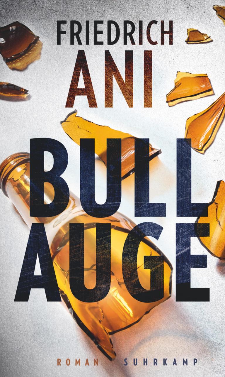 Das Cover des Krimis von Friedrich Ani, "Bullauge". Es zeigt neben dem Namen des Autors und dem Titel im Hintergrund ein Foto einer zerbrochenen, braunen Flasche auf weißem Hintergrund. Das Buch ist auf der Krimibestenliste von Deutschlandfunk Kultur. Das Cover des Krimis von Friedrich Ani, "Bullauge". Es zeigt neben dem Namen des Autors und dem Titel im Hintergrund ein Foto einer zerbrochenen, braunen Flasche auf weißem Hintergrund. Das Buch ist auf der Krimibestenliste von Deutschlandfunk Kultur.