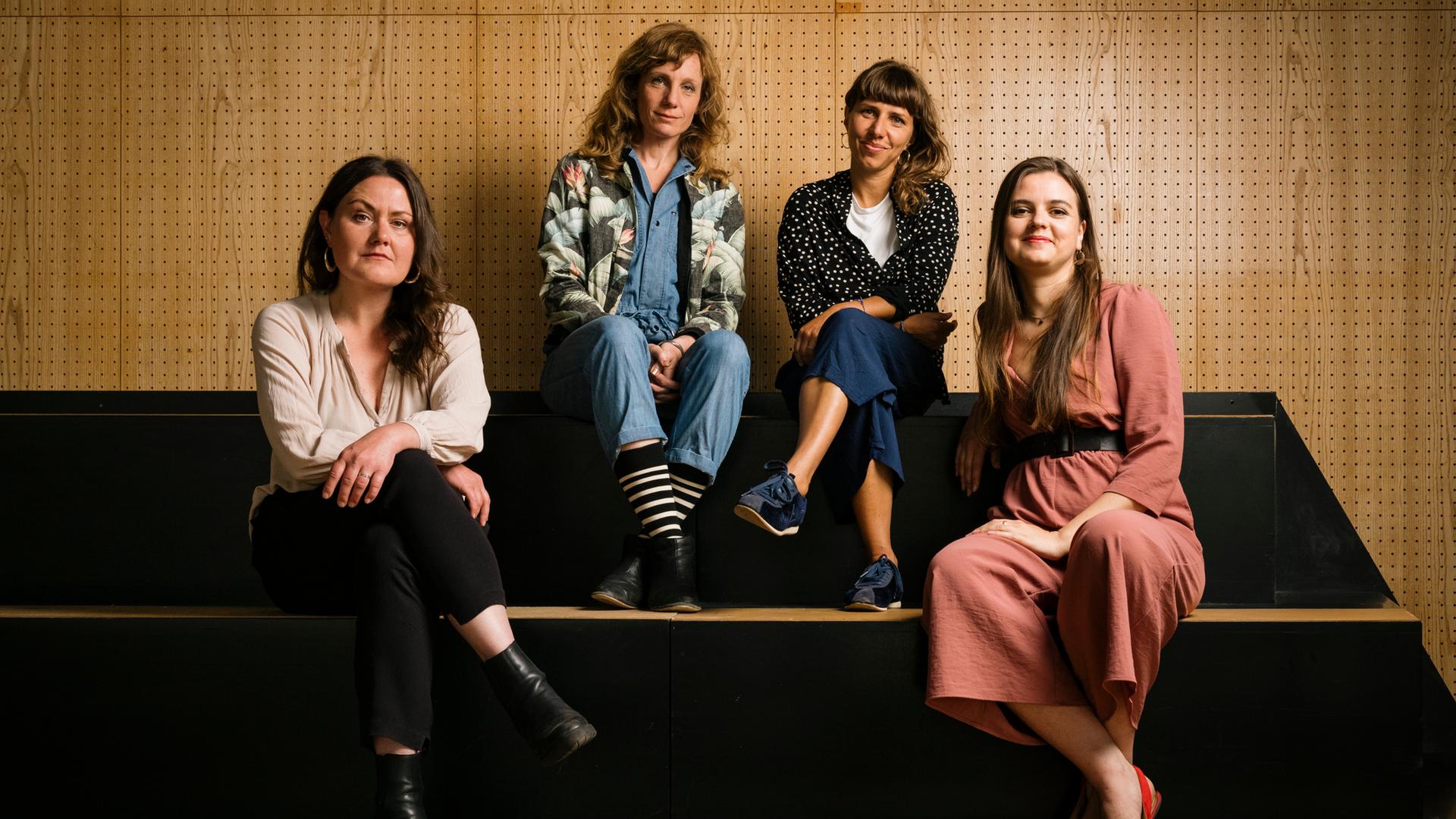 Vier Frauen sitzen nebeneinander in einem Theater. Vier Frauen sitzen nebeneinander in einem Theater.
