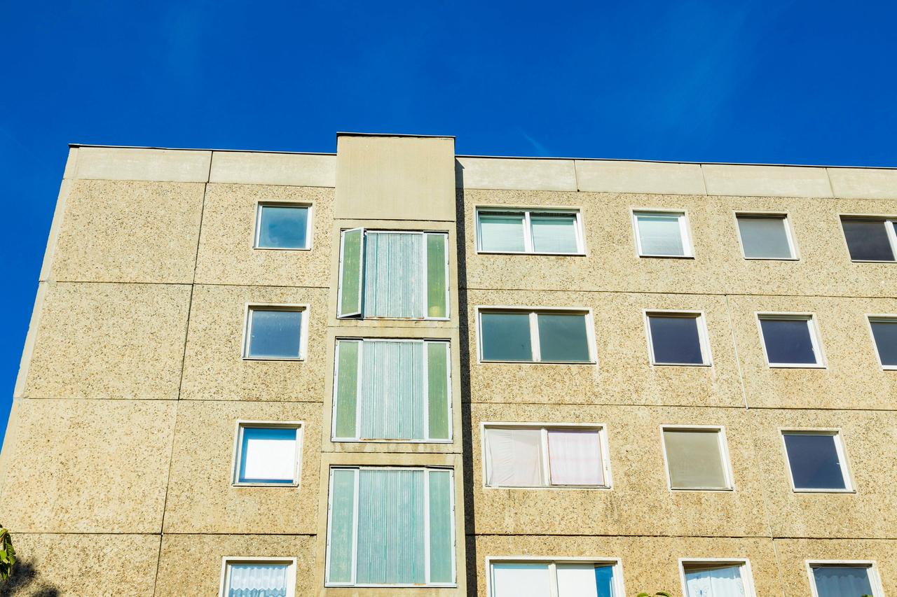 Typischer DDR Plattenbau vom Typ WBS 70 im Originalzustand an der Rückseite des Neustaädter Marktes in Dresden in Sachsen Typischer DDR Plattenbau vom Typ WBS 70 im Originalzustand an der Rückseite des Neustaädter Marktes in Dresden in Sachsen