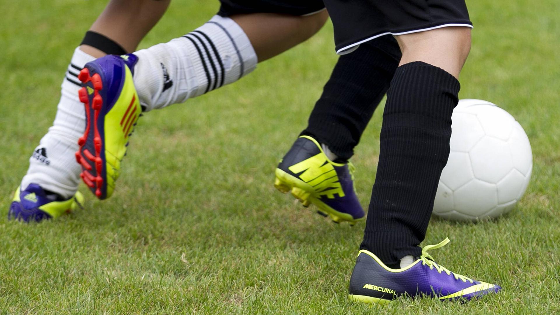 Nachwuchsfußballer im Zweikampf um den Ball Nachwuchsfußballer im Zweikampf um den Ball