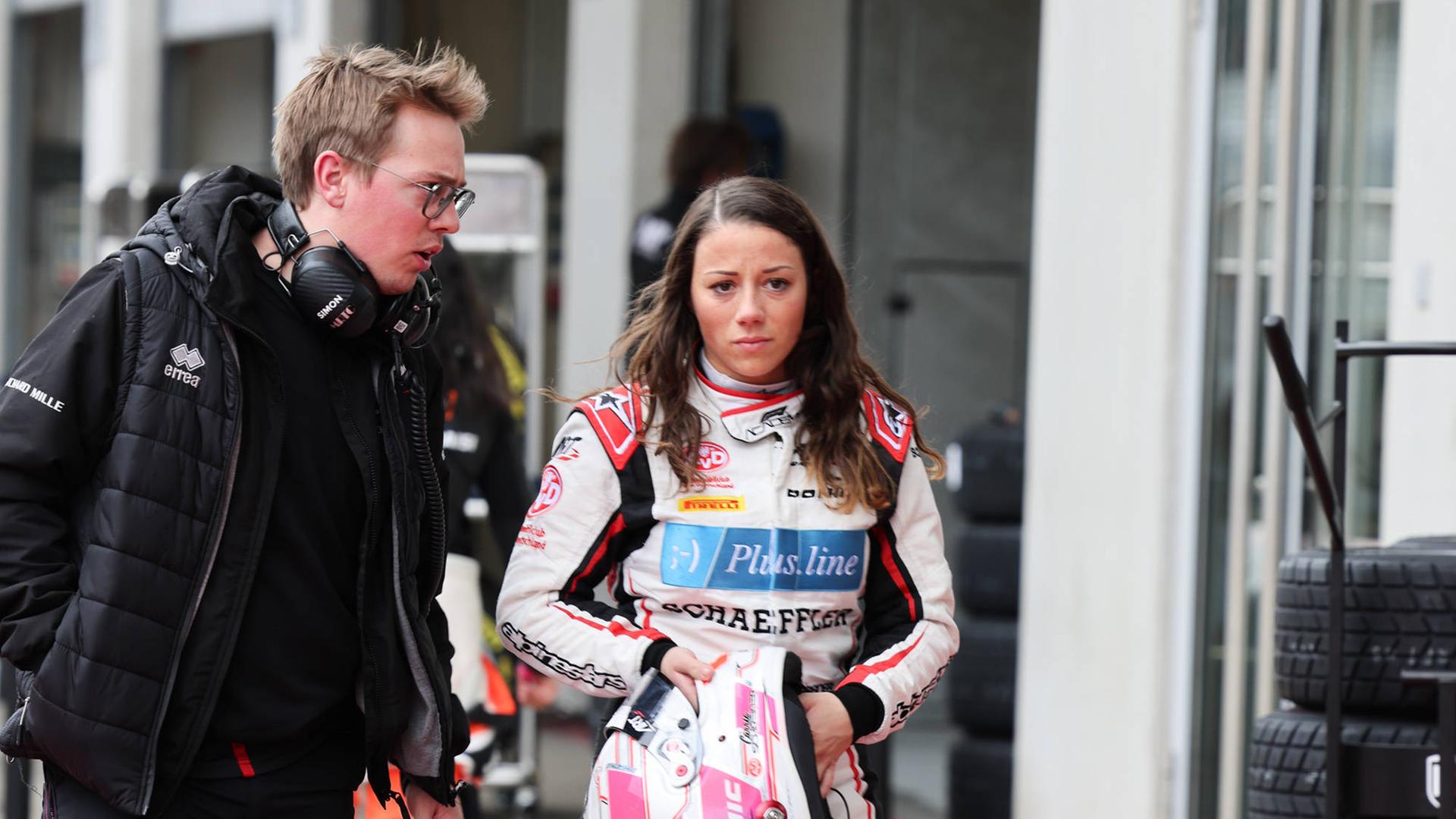 Carrie Schreiner läuft in Rennmontur durch die Boxengasse.