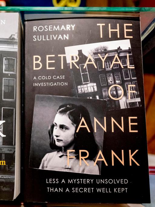 Cover des Buchs von Rosemary Sullivan über den "Verrat" an Anne Frank in niederländischer und englischer Sprache
