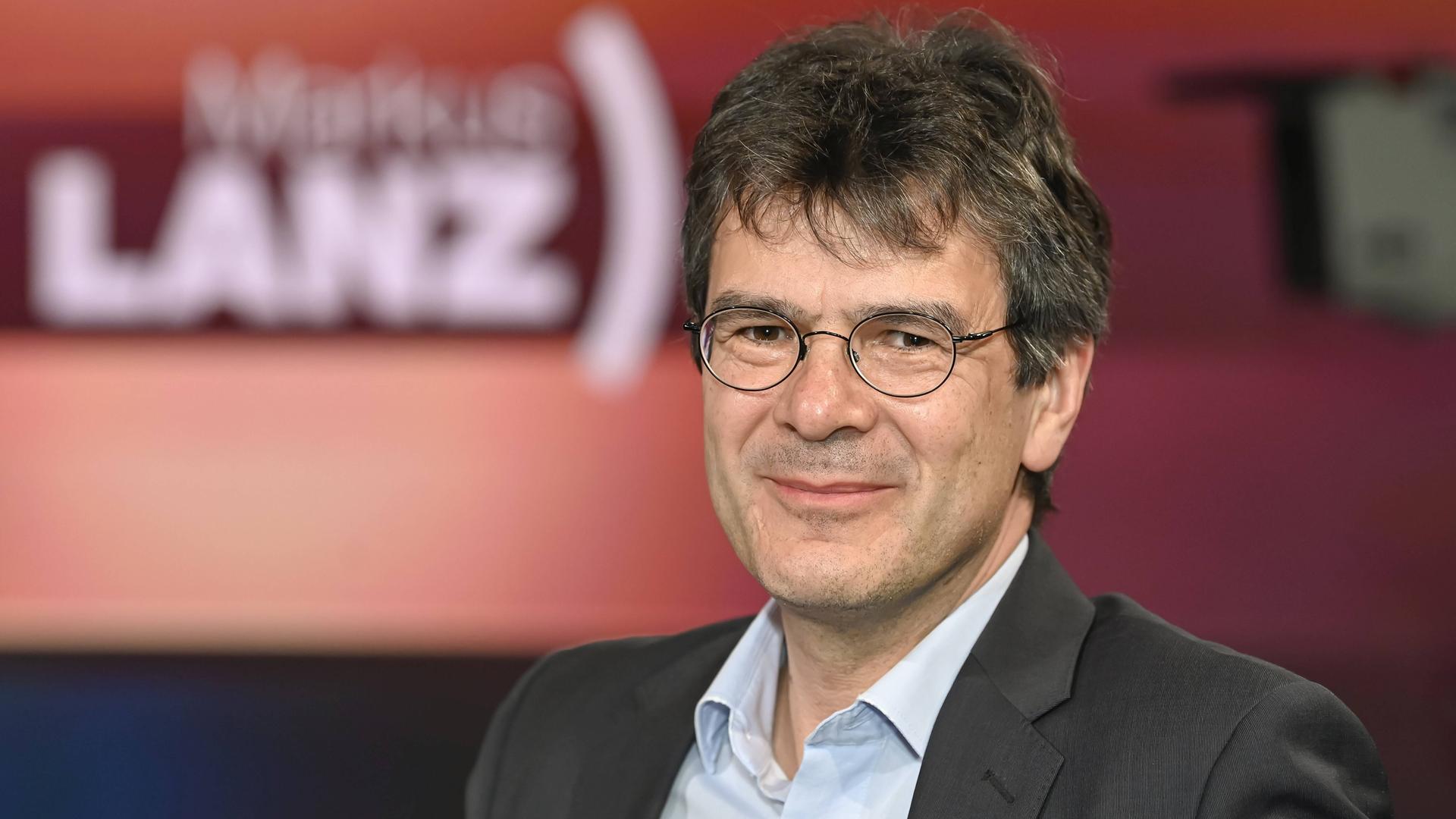 Der Virologe Prof. Gérard Krause (Virologe) vom Helmholtz-Zentrum für Infektionsforschung in der TV-Sendung "Markus Lanz"
Der Virologe Prof. Gérard Krause (Virologe) vom Helmholtz-Zentrum für Infektionsforschung in der TV-Sendung "Markus Lanz"