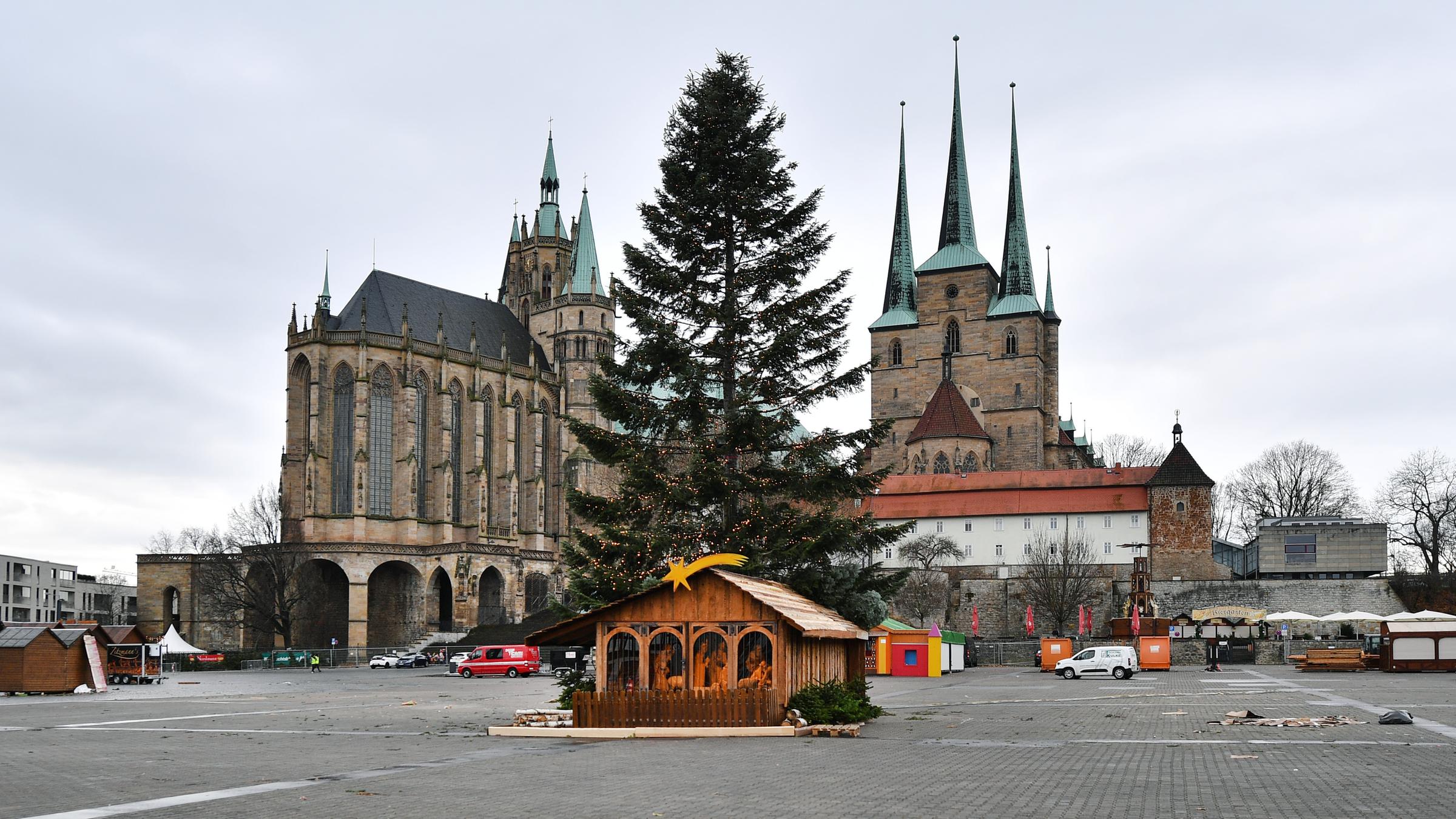 Nur der Weihnachtsbaum und die Weihnachtskrippe sind vom Weihnachtsmarkt auf dem Domplatz vor dem Mariendom und der Severikirche auf dem Domplatz in Erfurt übrig geblieben. Der traditionsreiche Markt wurde am 23. November eröffnet und am 24. November wegen der aktuellen Corona-Verordnung geschlossen. 
