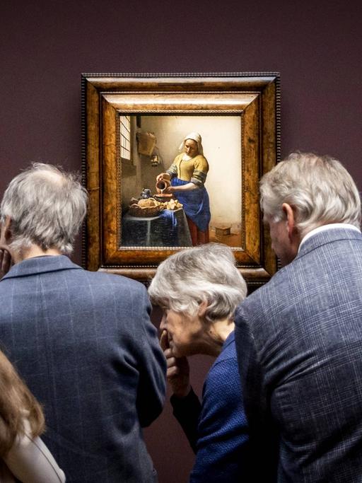 Besucher stehen im Rijksmuseum in Amsterdam vor Vermeers "Dienstmagd mit Milchkrug".