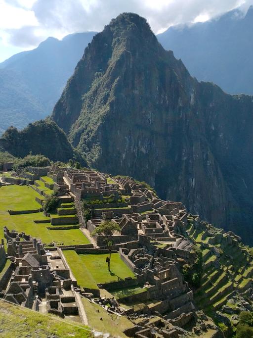Blick auf die Ruinenstadt Machu Picchu in Peru