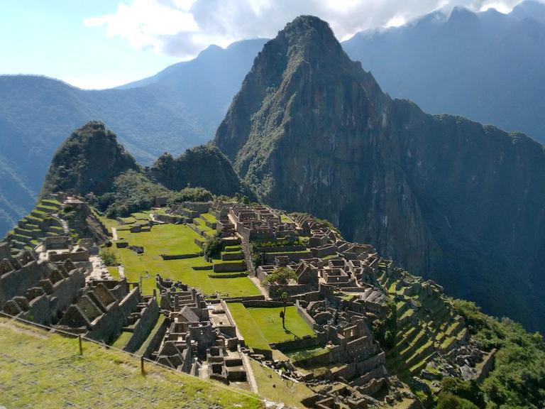Blick auf die Ruinenstadt Machu Picchu in Peru