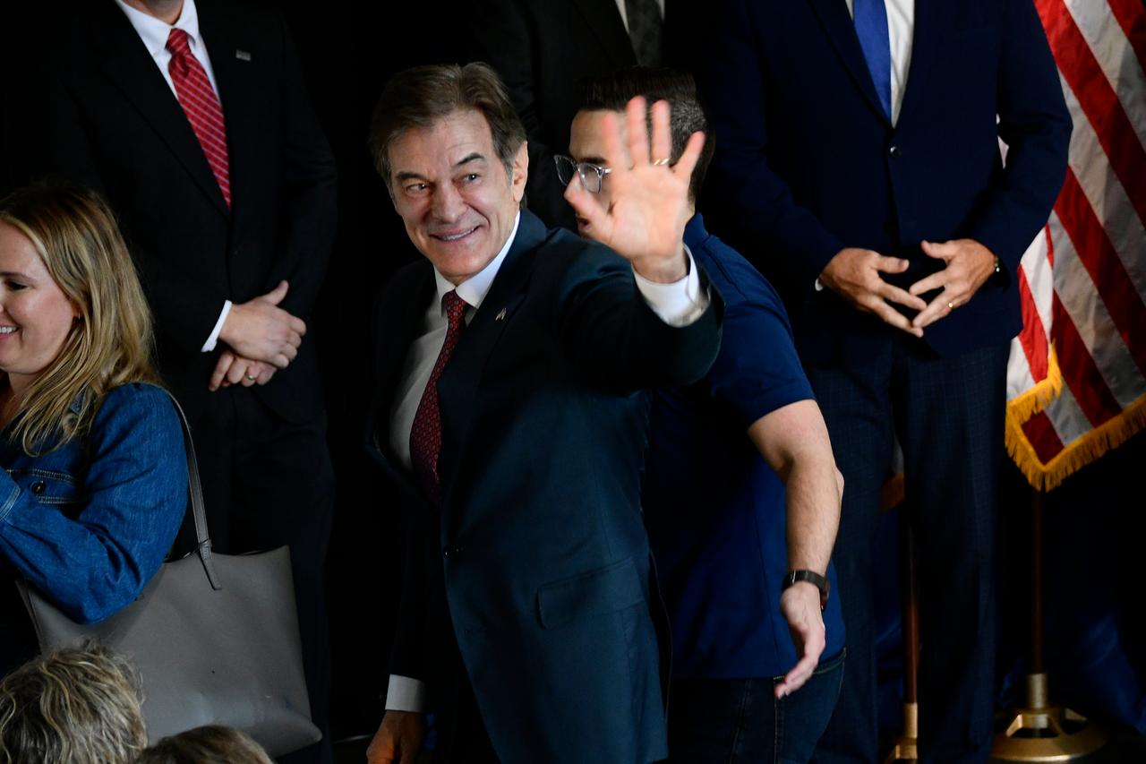 Der Republikaner Mehmet Oz winkt in die Menge bei einer Veranstaltung in Harrisburg Der Republikaner Mehmet Oz winkt in die Menge bei einer Veranstaltung in Harrisburg