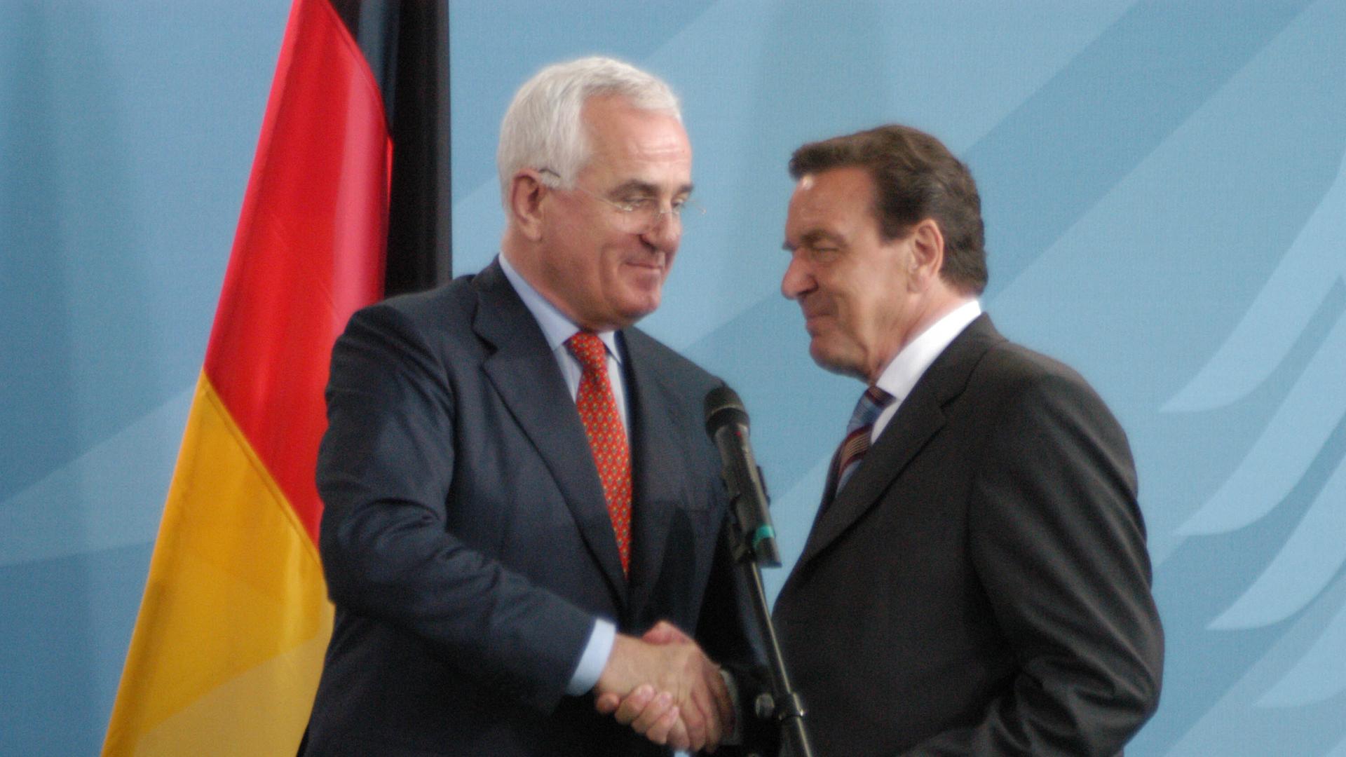 Peter Hartz (links im Bild) am 16. August 2002 in Berlin bei der Übergabe einer CD mit dem Bericht,, der nach ihm benannten Kommission an den damaligen Bundeskanzler Gerhard Schröder
