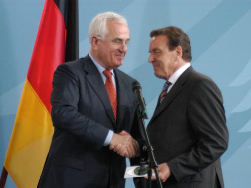 Peter Hartz (links im Bild) am 16. August 2002 in Berlin bei der Übergabe einer CD mit dem Bericht,, der nach ihm benannten Kommission an den damaligen Bundeskanzler Gerhard Schröder