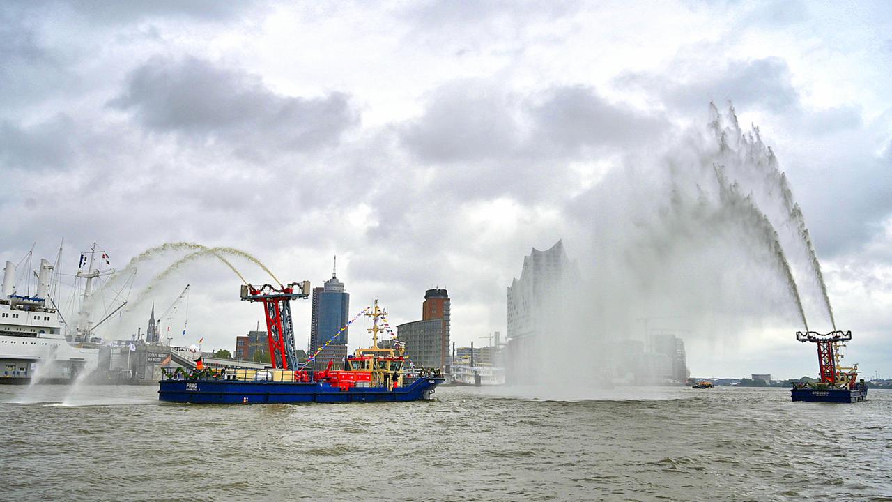 Löschboote auf der Elbe, im Hintergrund die Elbphilharmonie Löschboote auf der Elbe, im Hintergrund die Elbphilharmonie