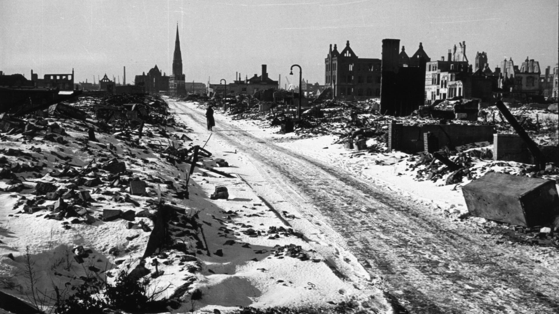 Strasse im kriegszerstoerten Bremen/Foto Strasse im kriegszerstoerten Bremen/Foto