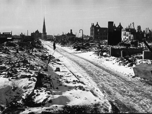 Strasse im kriegszerstoerten Bremen/Foto