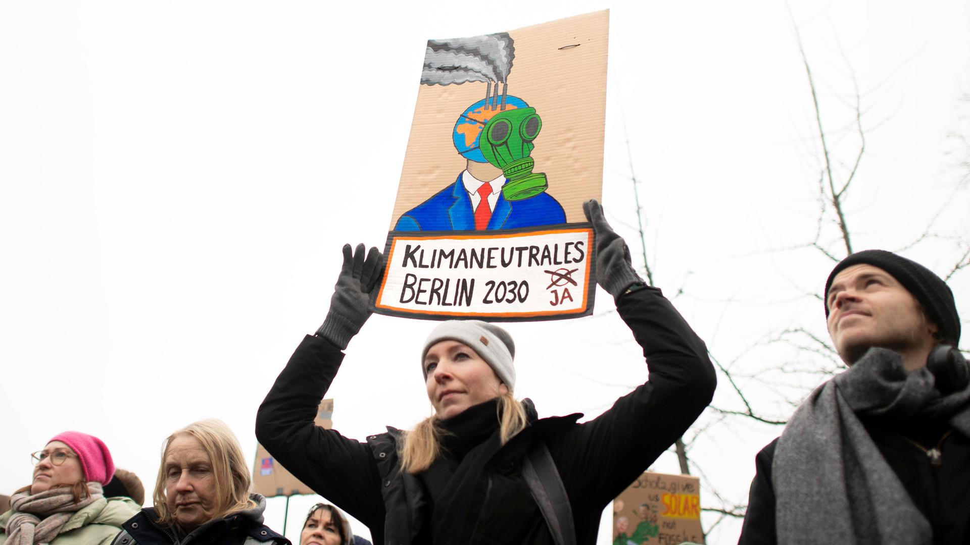 Demonstranten mit Schild "Klimaneutrales Berlin 2030" 