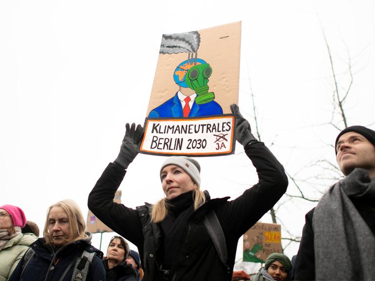 Demonstranten mit Schild "Klimaneutrales Berlin 2030" 