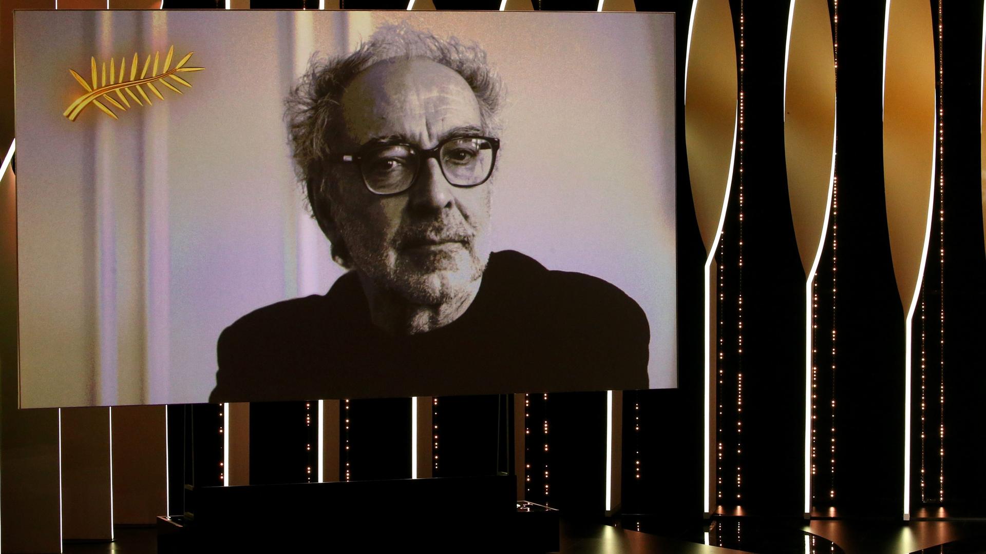 Ein Porträt von Jean-Luc Godard bei der Verleihung des Preises für sein Lebenswerk beim Filmfestival Cannes 2018. Ein Porträt von Jean-Luc Godard bei der Verleihung des Preises für sein Lebenswerk beim Filmfestival Cannes 2018.