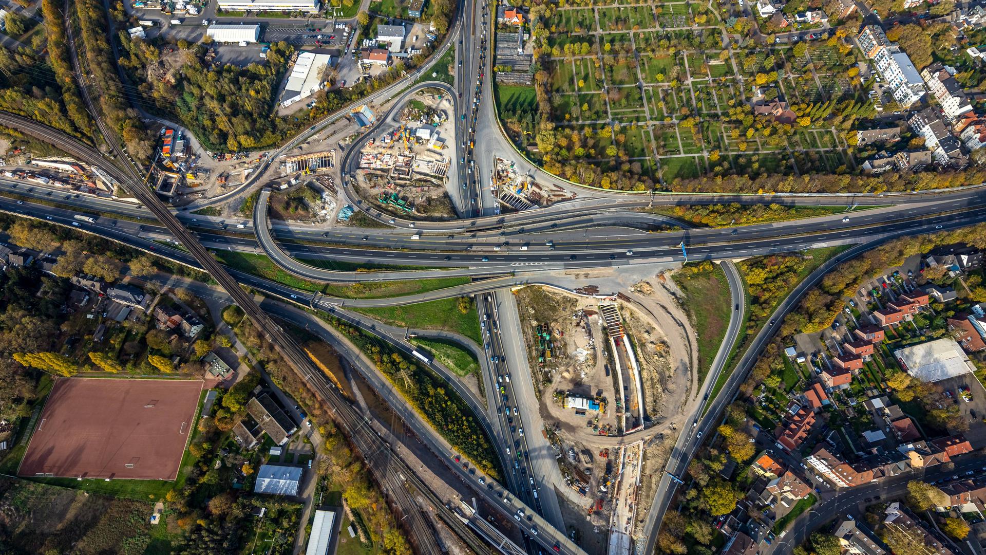 Luftaufnahme des Autobahnkreuz Herne: Ineinander verschlungene Autobahnen mit einer Großbaustelle.
