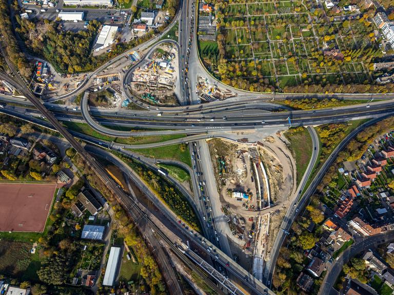 Luftaufnahme des Autobahnkreuz Herne: Ineinander verschlungene Autobahnen mit einer Großbaustelle.