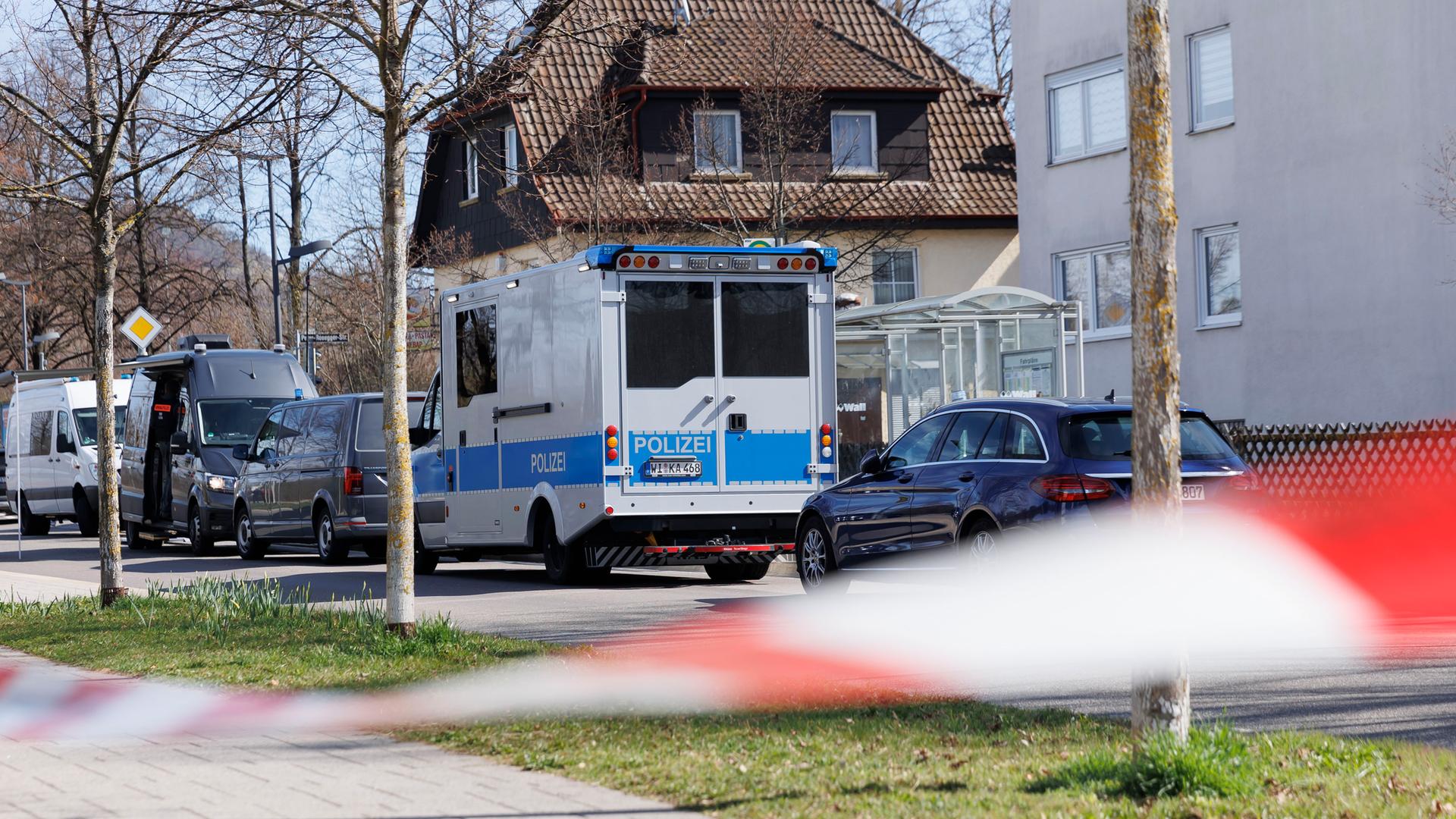 Zu sehen ist ein Einsatzwagen der Polizei bei einer Razzia in Reutlingen, die sich gegen Unterstützer der so genannten Reichsbürger-Szene richtete.