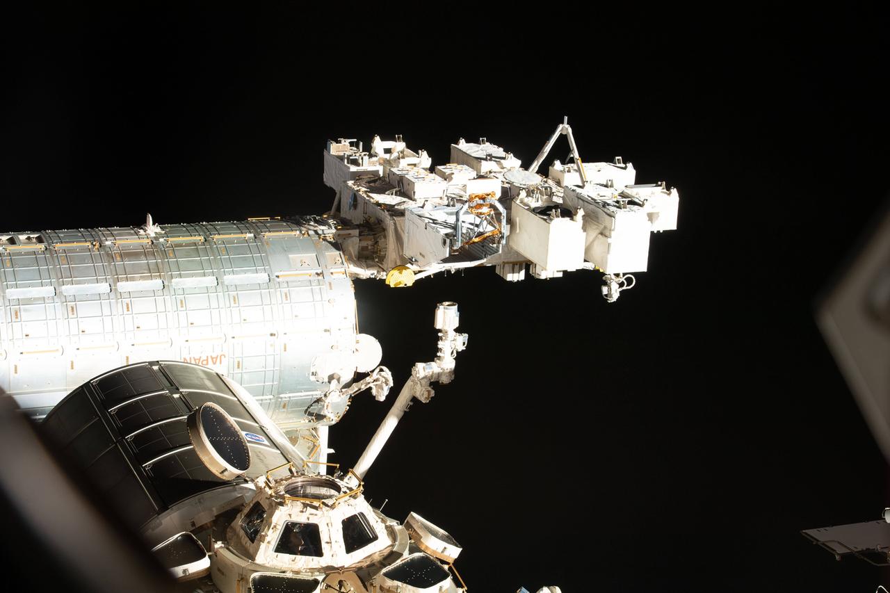 Blick auf die ISS - zu sehen sind: Japanese Experiment Module (JEM), auch "Kibo" genannt sowie das Leonardo Permanent Multipurpose Module (PMM) und die Cupola (unten).