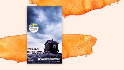 Auf dem Bild ist eine einsame schwedische Holzhütte am Strand zu sehen. Vor der Hütte eine Person in einer Regenjacke, im Hintergrund ist das Meer. Neben der Horizontlinie der Buchtitel und der Autorenname. Hinter dem Buchcover sind orangene Farbverläufe.